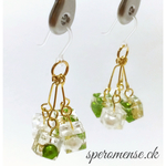 パールとシェルのレジンキューブピアス