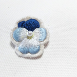 ブルーのビオラの刺繍ブローチ