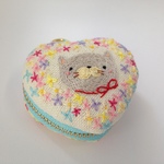 手刺繍マカロンポーチ　ハート型　ねこちゃん