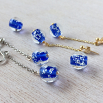 光るガラス玉 blue【ピアス】