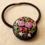 ピンクバラと小花のブーケ刺繍 くるみボタンヘアゴム