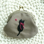 ハートと黒猫の刺繍 がま口財布  帆布(カーキ色) 