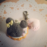 フェイククッキー くまのブラウニー キーホルダー  〈黄色リボン&ピンクマカロン〉