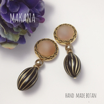 ベージュ × ブラック 大ぶりボタンピアス