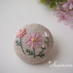 コスモスの刺繍ブローチ