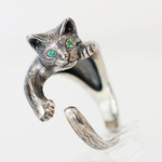 指に巻きつく猫リングピクシーエメラルド