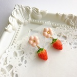 【樹脂ピアス】花いちご（ピンク）