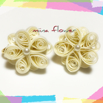 純白なお花のイヤリング