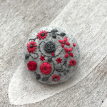 （小）刺繍ブローチ グレー