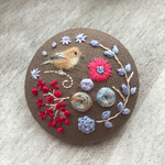 （大）刺繍ブローチ モズさん