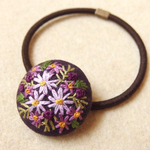 ピンク紫のコスモス刺繍 くるみボタンヘアゴム