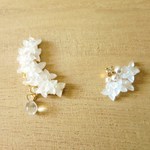 アシンメトリー雪月花ビジューのイヤーカフ