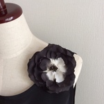 布花　黒の平らな大バラコサージュ
