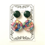 緑ボタン×カラフル ピアス／イヤリング