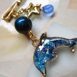 ◇1767再販　🌠オーロラの流星群　蒼い銀河のイルカ🐬🌟　左右両用ヘアピン・ヘアゴム・ストラップ・イヤホンジャック　に変更可能