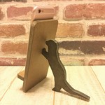 コツメカワウソが支えるiPhone・スマホスタンド ダークウォルナット