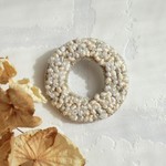 【再販】刺繍とビーズのリース風ブローチ（グレージュ）