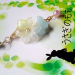 すりガラス風アクリルフリルフラワーと水色蝶々のイヤホンジャック