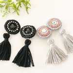 ♡まんまるいビーズ刺繍タッセルイヤリング（グレー）
