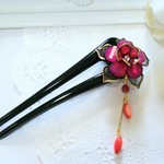 紅いカメリアの咲くかんざし