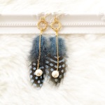 【blue】ホロホロ鳥 × コットンパール 大ぶり フェザーピアス／イヤリング