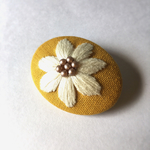 HANA刺繍   ブローチ  イエローホワイト