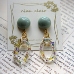 お花のオーバルリングとモスグリーンのチタンポストピアス