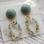 お花のオーバルリングとモスグリーンのイヤリング