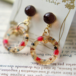 お花のリングとブラウンのチタンポストピアス