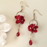 染め花とビジューのミニフープピアス(紅）