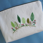 刺繍ポーチ　森の木々と赤いお花