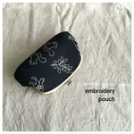 「刺繍の動物とお花/ブラック」うふふさんのくし型がま口ポーチ
