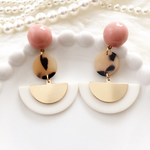 pink × べっ甲 × ハーフムーン 大ぶり ピアス／イヤリング