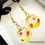再販＊6【秋🍁ハーバリウム黄色】舞い落ちる紅葉のピアス、イヤリング、ノンホールピアス、サージカルステンレスピアス、かすみ草 ドライフラワー レジン 黄色 落ち葉 オイル  綺麗  着物 和服
