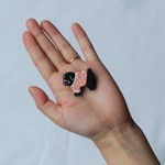 かわいいパグのブローチ（ブラック）