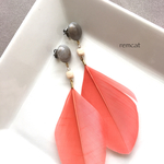 鮮やかなサーモンピンクの羽ピアス