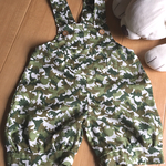 現品SALE/ぷっくりシルエットのBOYSサロペット(恐竜カモフラ柄)