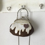 【30%オフSALE】2way がま口バッグ とろける ホワイトチョコレート クッキーブローチ付き