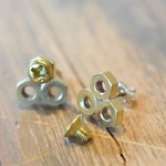ネジのピアス