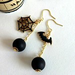 【選べるオマケ付】ハロウィンプチプラピアス☆蝙蝠×蜘蛛の巣×黒ビーズ