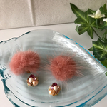 ビジューとファーのピアス