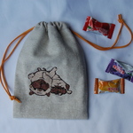 再販！たわむれパグの刺繍巾着