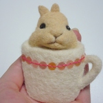 羊毛フェルトのうさぎのぷっくりブローチ　マグカップ