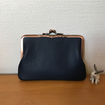 飾り口金の、ぺたんこ仕切りがま（紺色レザー)