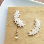 雪月花の花束ビジューのイヤーカフ