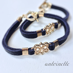 黒い革のブレスレット