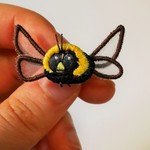 刺繍ブローチ　くまばち03