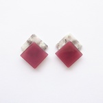 スクエアアクリルパーツのピアス グレー×パープルレッド