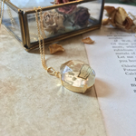 霞草の標本ゴールドネックレス