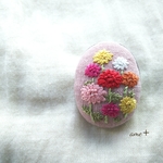 ガーベラ 刺繍ブローチ（バチカン付）